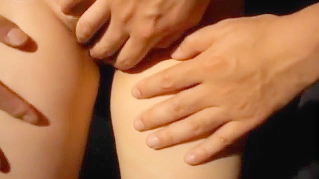 La amateur y desnuda Hikaru Hinata disfruta un trío caliente