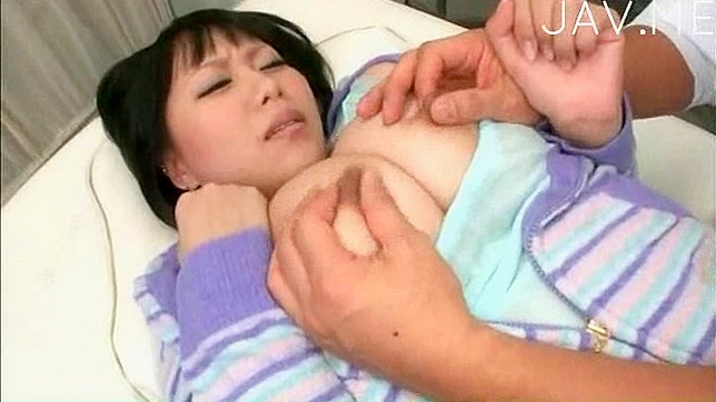 Paciente asiática con tetas grandes hace paja de teta al lindo médico