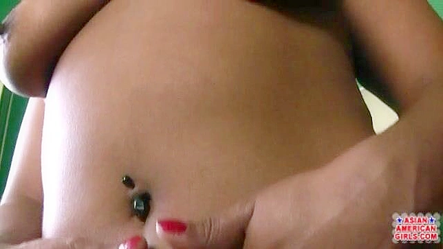 Chica con Culo Grande se Masturba con los Dedos