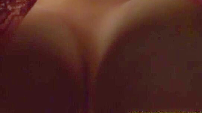 Cachonda zorra muestra sus curvas en juguetona visión POV
