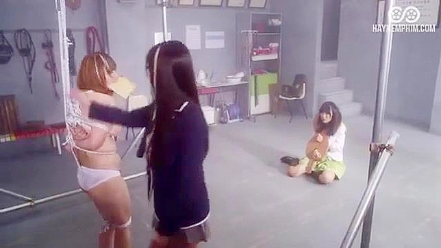 Miel con curvas se desliza profundo en su coño mojado