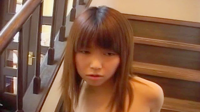 Oko Tabata se desnuda y muestra su chocha peluda en las escaleras de casa