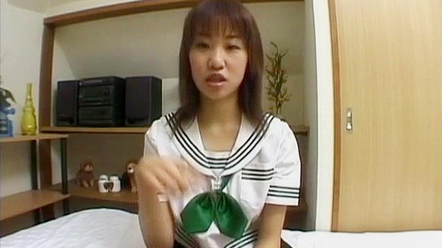 Mayu Yagihara Exponiendo Tetas Calientes Antes de Masturbar y Mamársela Vídeo 3