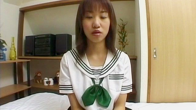 Mayu Yagihara Muestra Tetazos Calientes Antes de Masturbar y Chupar Polla