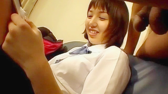 Riho Yuzuki chupa polla y es follada con vibrador en su coñito sucio