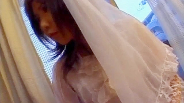 Nami Asakura en vestido de boda chupando polla y frotándola con guantes Vídeo 2