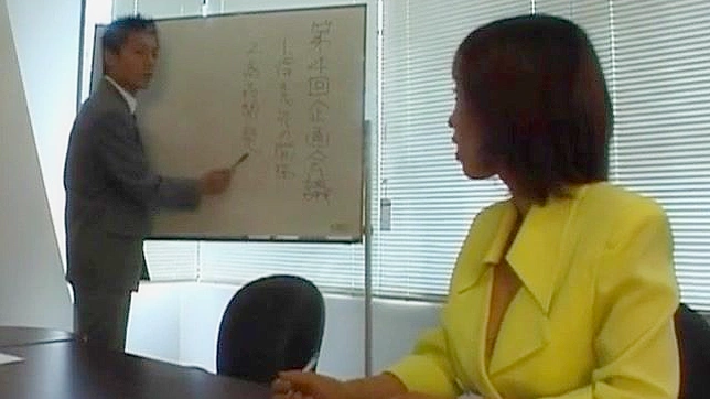 Nao Kirishima chupa pene y la follan en su coñito peludo en la oficina Vid 2
