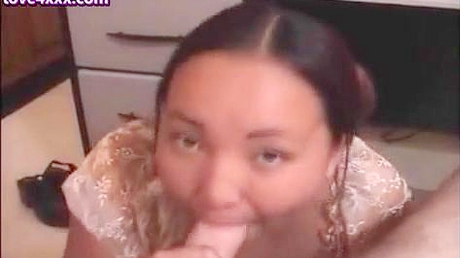 Chica asiática amateur chupando polla con pasión