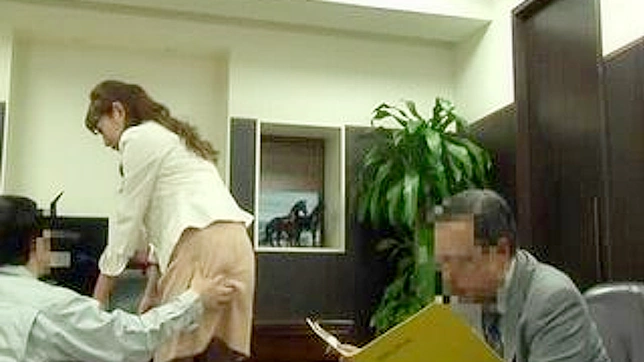 Secretary Surprising Reaction to Computer Repairman Ass grab in Front of Boss