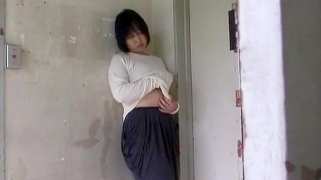 Smutty japanese MILF masturbating on balcony, wet and wild!
