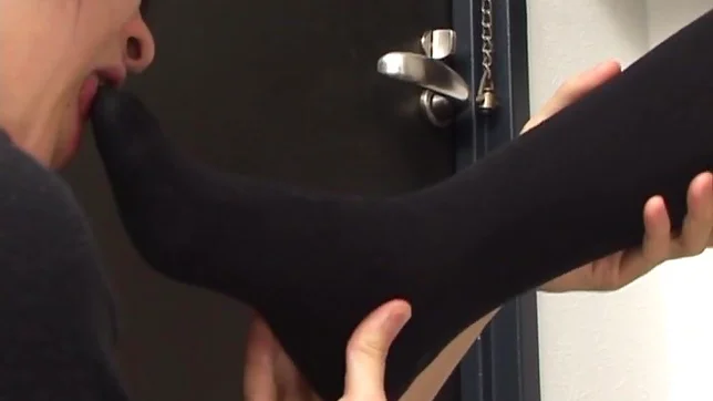 Reiko Sawamura enjoys a finger fuck
