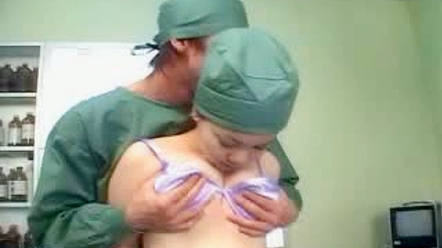 Amateur Asia en uniforme de enfermera recibe una corrida facial