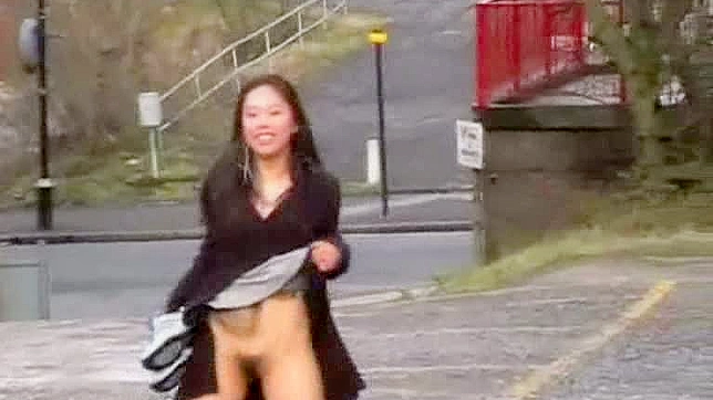 Novata asiática traviesa enseñando su conchita al aire libre